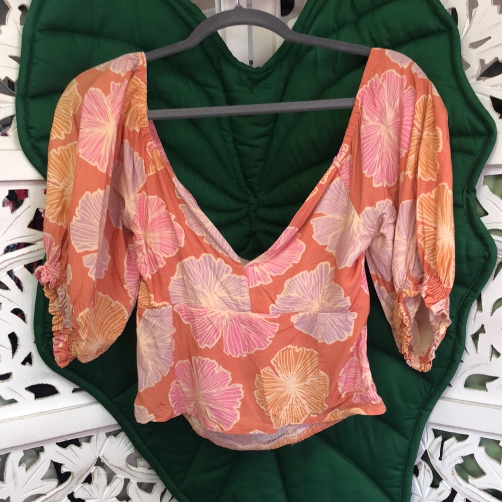 Yireh X Jana Lam puff sleeve floral crop top. Peach/pink. Size L